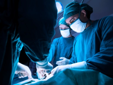 Rizika trombózy a krvácení po břišní operaci specifická pro daný zákrok