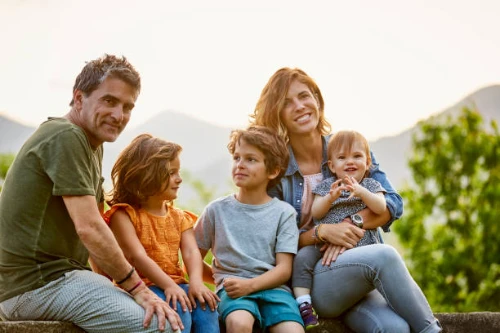 Eine Familie bestehend aus Vater, Mutter und drei Kindern, darunter ein Baby