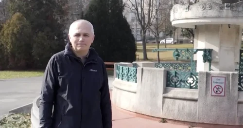 Diabetesfortbildung: Ein Mann steht neben einem Springbrunnen und gibt Behandlungstipps.