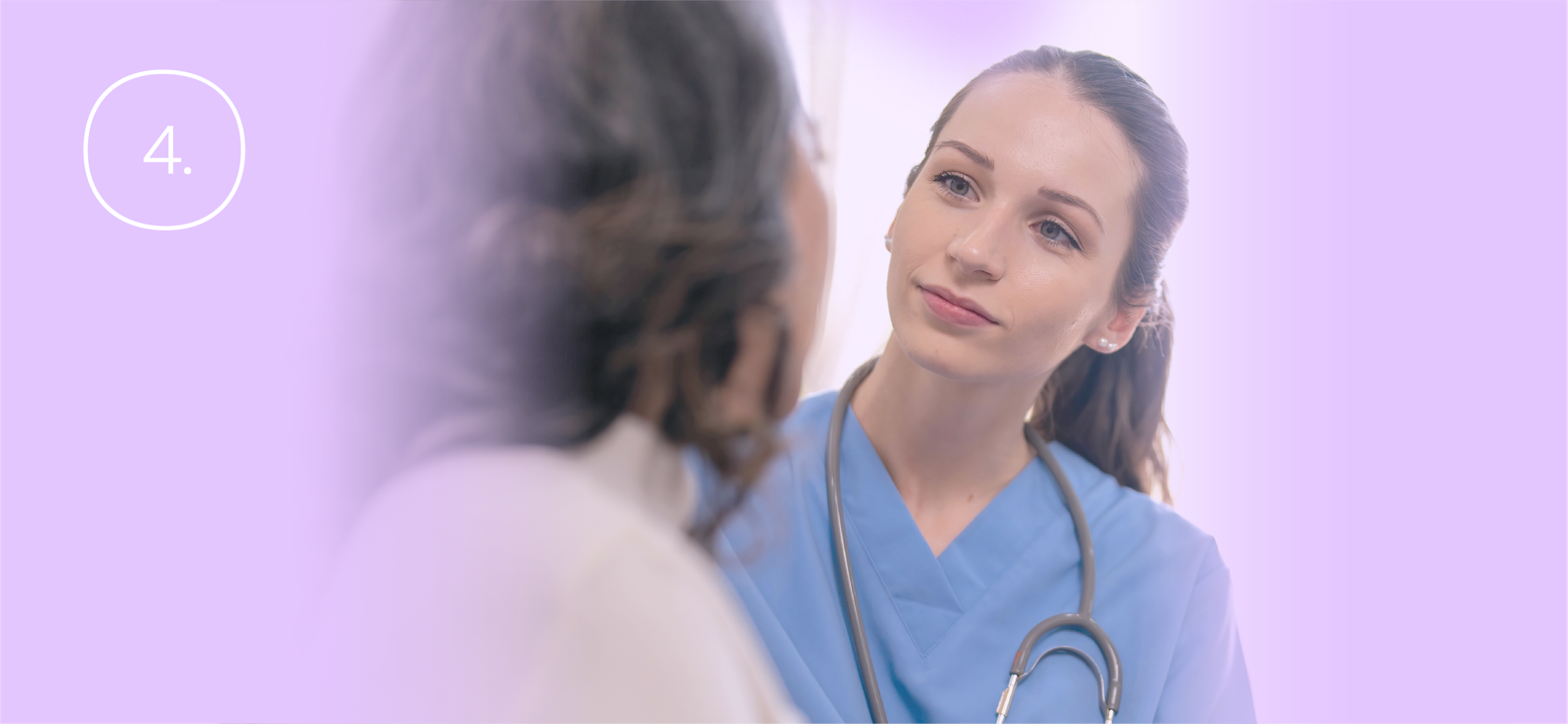 Una doctora escucha a su paciente